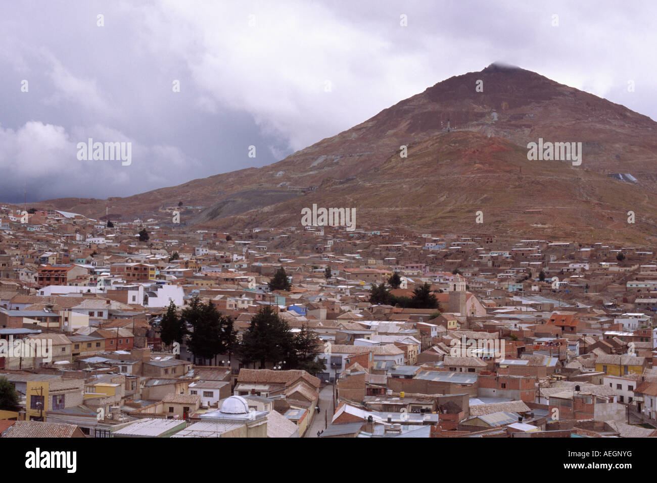 Blick auf Potosi und Cerro Rico (Rich Hill).  Potosi, Potosi, Bolivien Stockfoto
