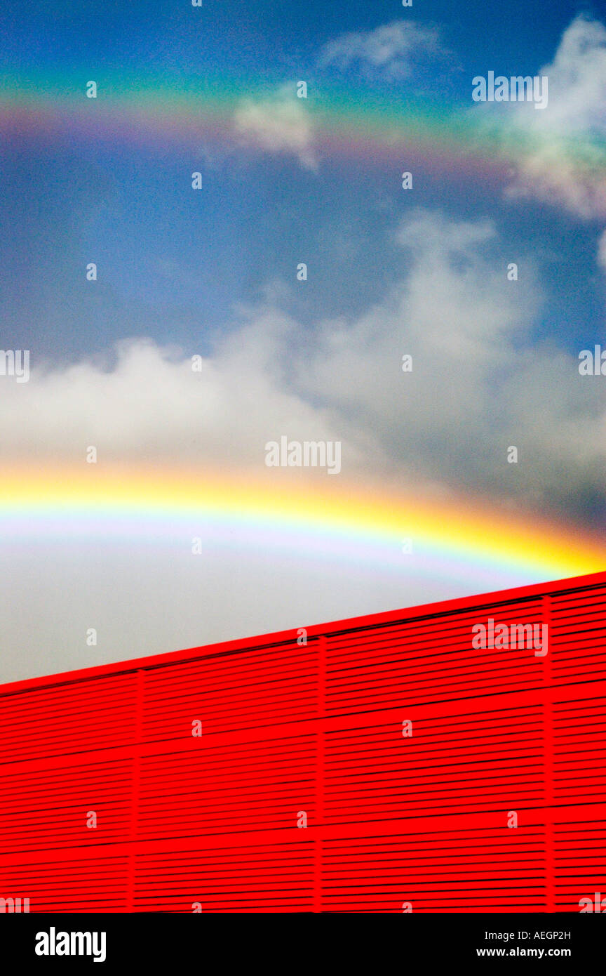 Doppelter Regenbogen über rotes Gebäude Stockfoto