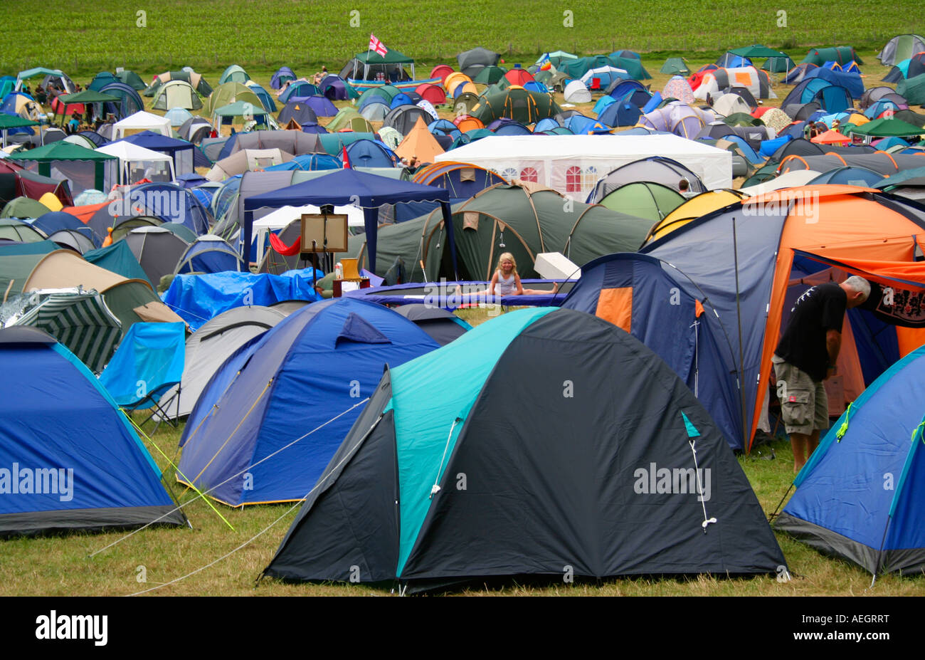 England Camping Zelt Sommer Ereignis Jung Jugend Tanz Verrückt Schlafen  Stockfotos und -bilder Kaufen - Alamy