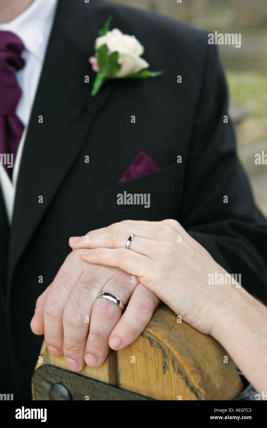 Nahaufnahme Detail der frisch vermählte Paar Braut und Bräutigam Mann und Frau zeigt ihre Eheringe Ringe und Hände England GB Stockfoto