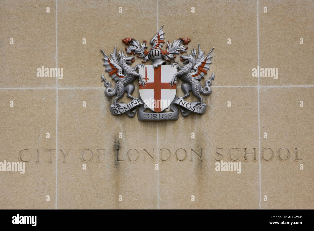 Wappen der Stadt London über ein Zeichen für die City of London School Stockfoto