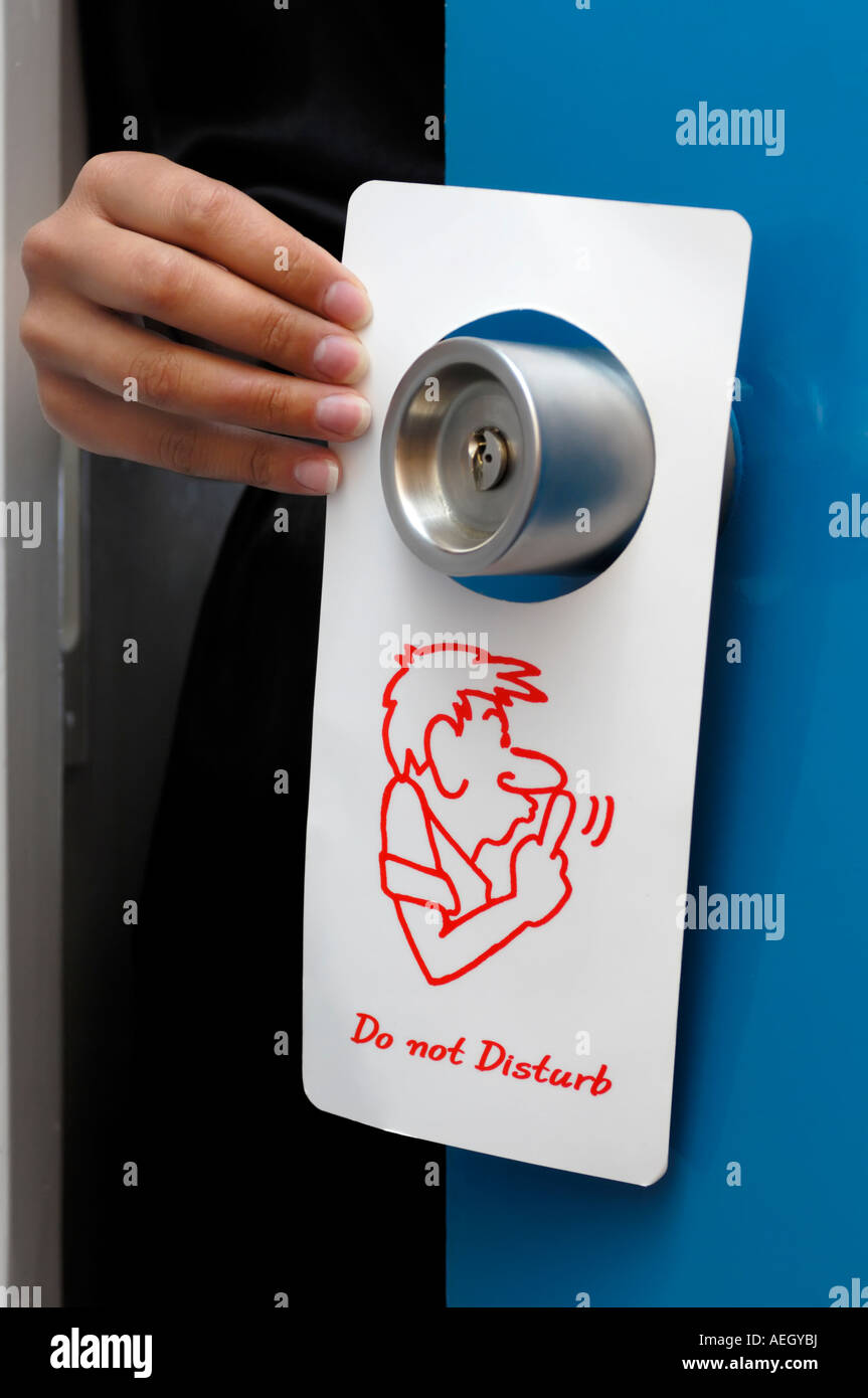 Frau Hand setzen Türschild bitte nicht stören Schild an einer Türklinke hotel Stockfoto