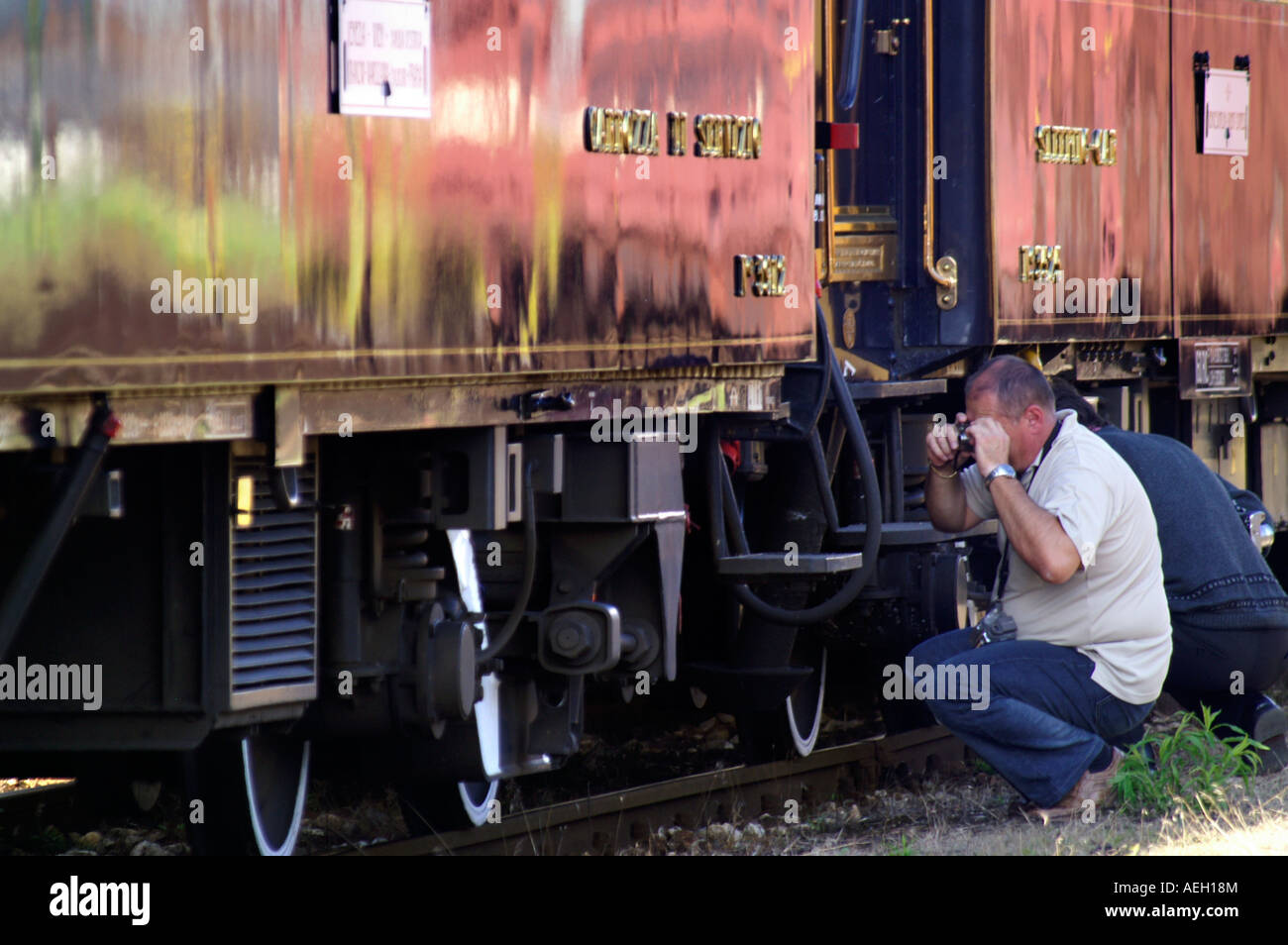 Orient-Express Luxuszug bewundert von zwei Männern in Banska Bystrica, Slowakei Stockfoto