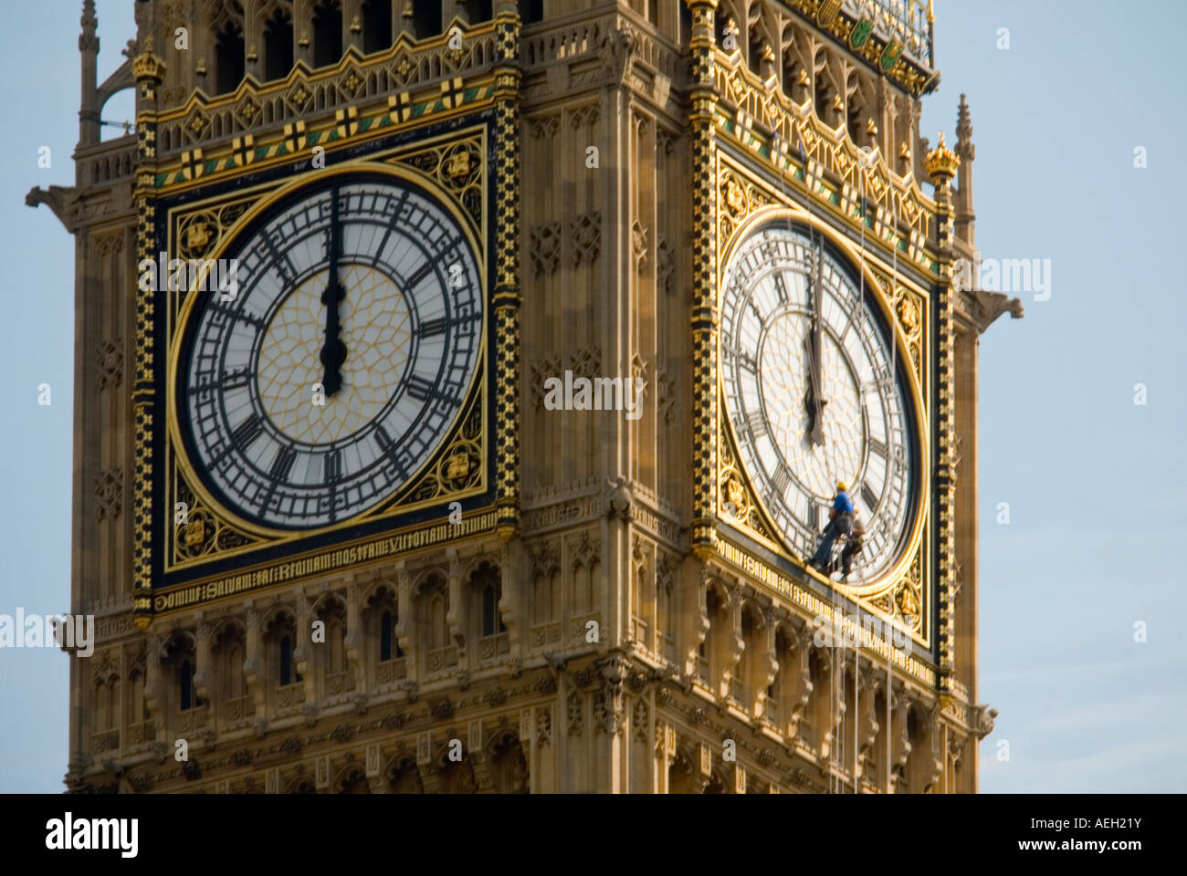 Horizontale Nahaufnahme von Big Ben vorübergehend gestoppt, 12:00 mittags für Arbeiter zur Wartung an einem sonnigen Tag untake Stockfoto
