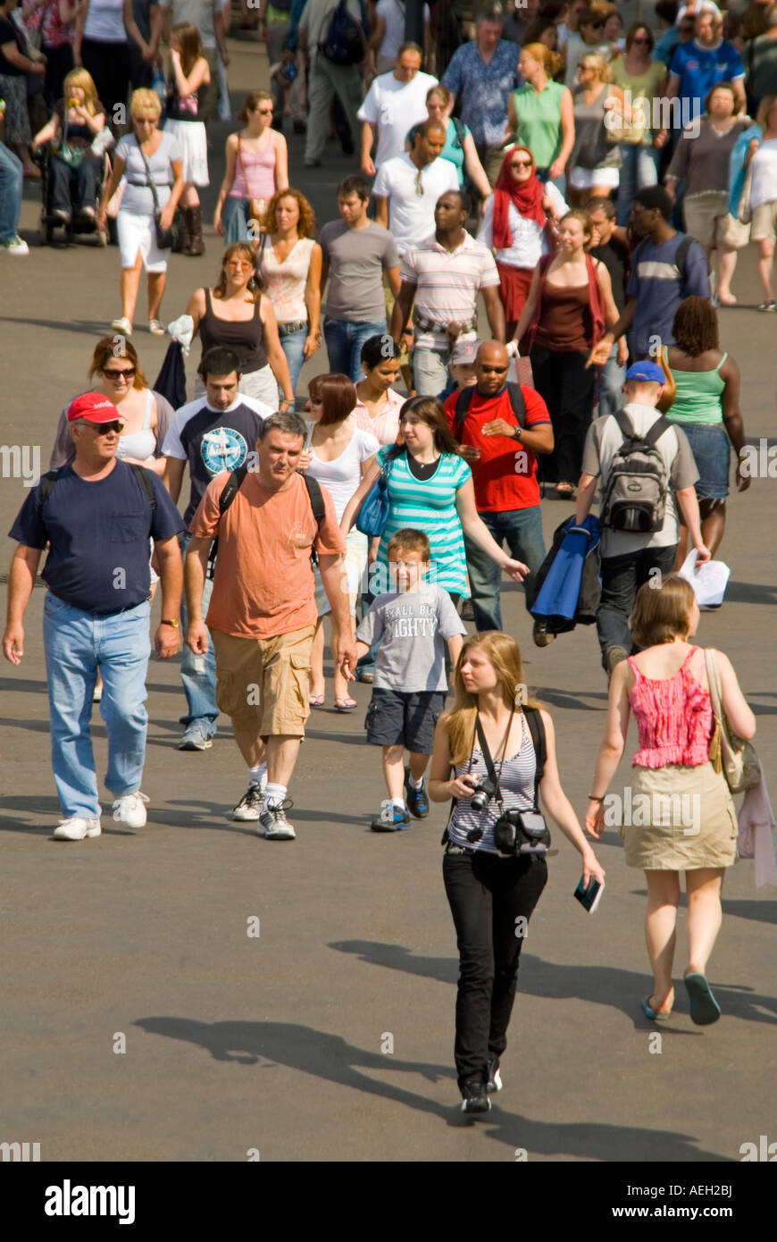 Vertikale Antenne Nahaufnahme von Massen von Menschen - Männer, Frauen und Kinder - Spaziergang in der Sonne Stockfoto