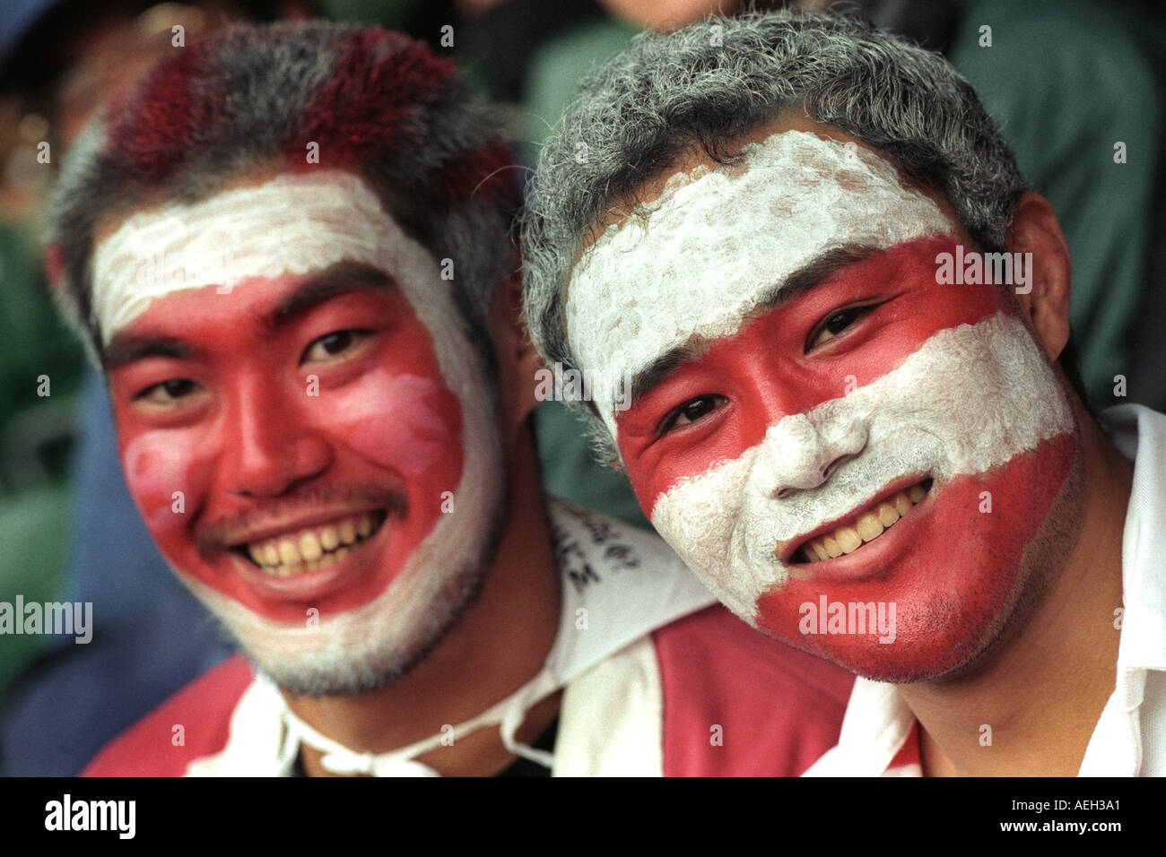 Japanischen Rugby-Fans mit aufgemalten Gesichtern unterstützen ihr Team bei einem Länderspiel im Millennium Stadium Cardiff Wales UK Stockfoto