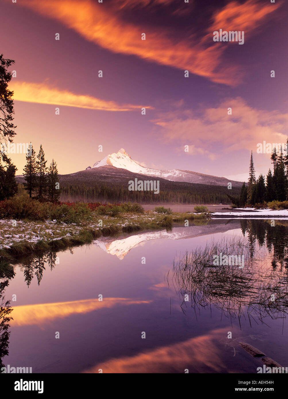 Mount Washington und Big Lake mit Schnee und Sonnenuntergang Oregon Stockfoto