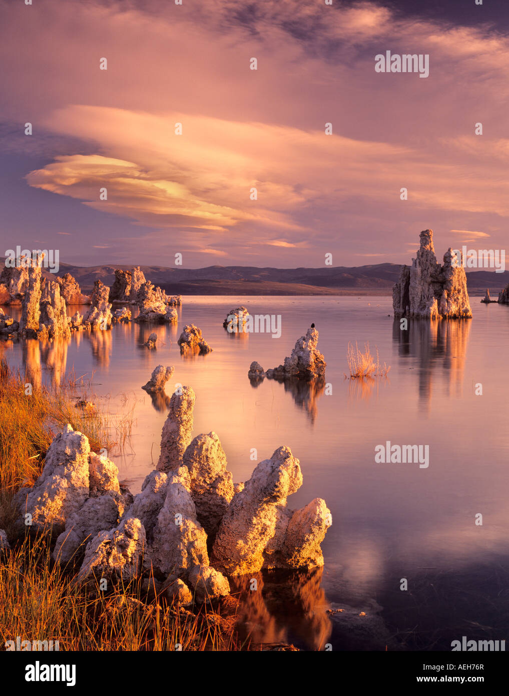 Sonnenaufgang am Mono Lake mit Tuffstein und Wolken von Kalifornien Stockfoto