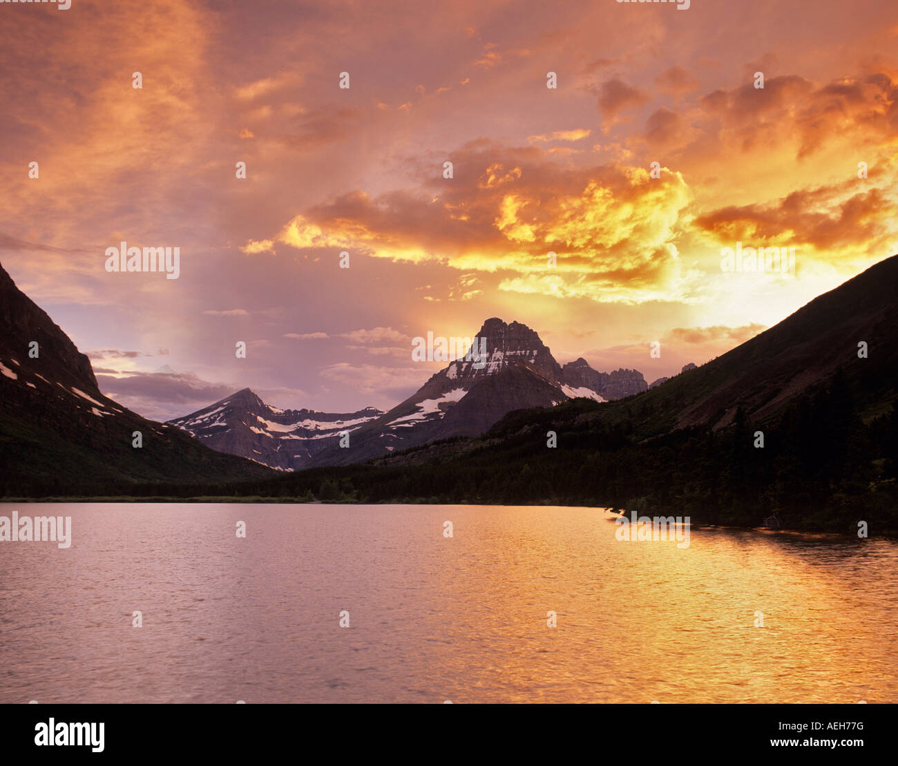 Sonnenuntergang auf Swiftcurrent Lake mit Mount Wilbur Glacier Nationalpark Montana Stockfoto