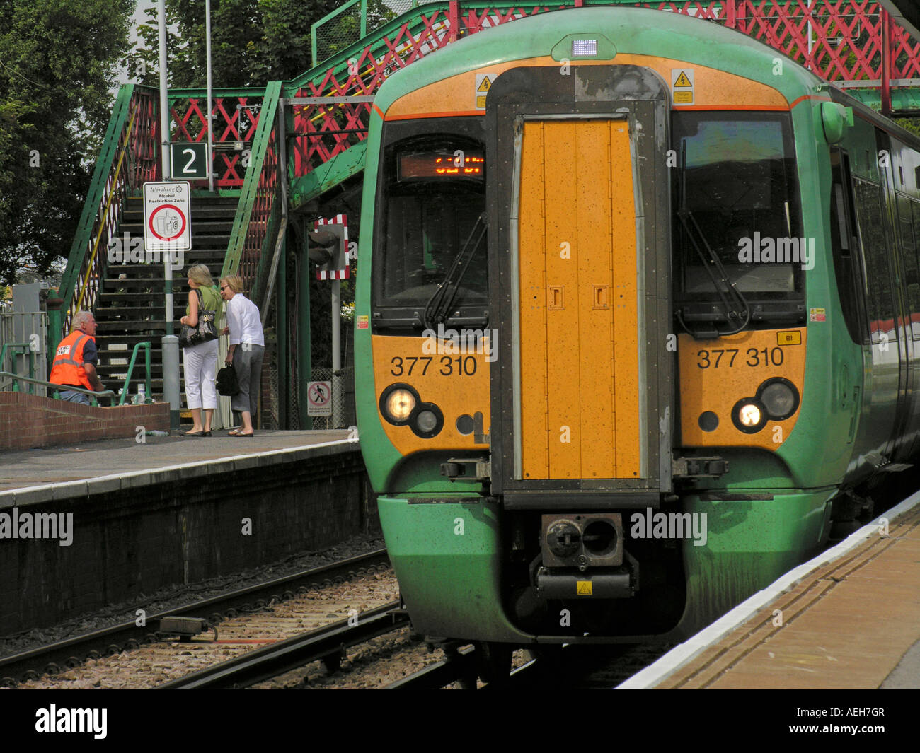 Südlichen Zugverbindung anreisen am Goring Meer Bahnhof West Sussex Stockfoto