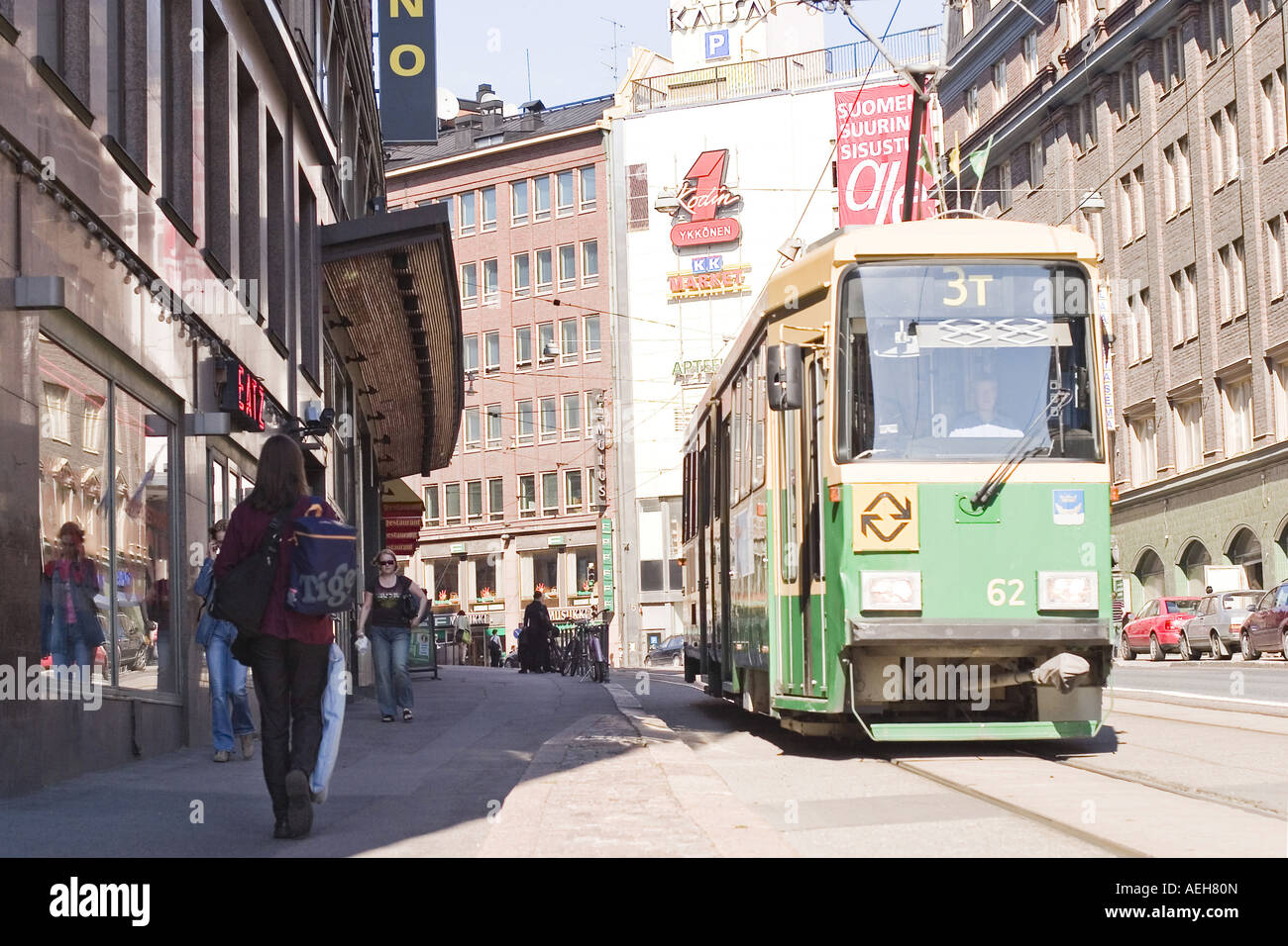 Eine grüne 1970 s Straßenbahn in Helsinki Finnland Stockfoto