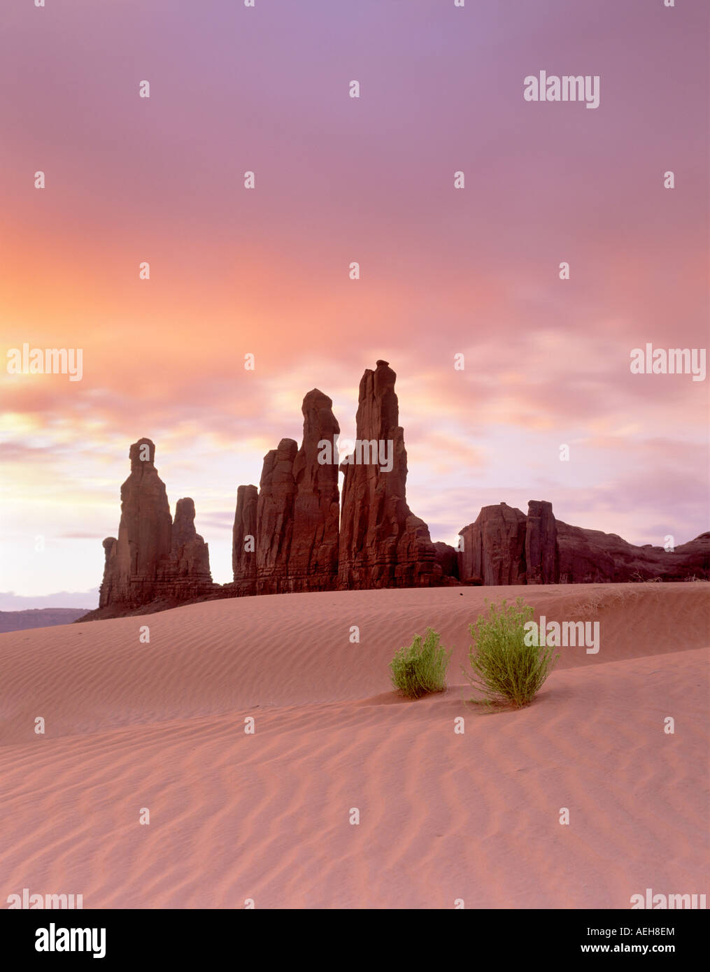 Sanddüne und Totempfahl Felsformation bei Sonnenaufgang Monument Valley in Arizona Stockfoto
