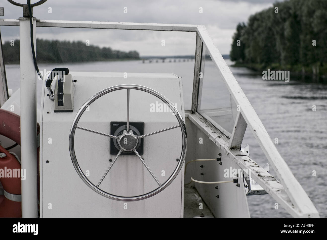 Angeln Boot Cockpit zeigt Speichenlenkrad am Fluss Pielisjoki in der Stadt Joensuu Finnland Stockfoto