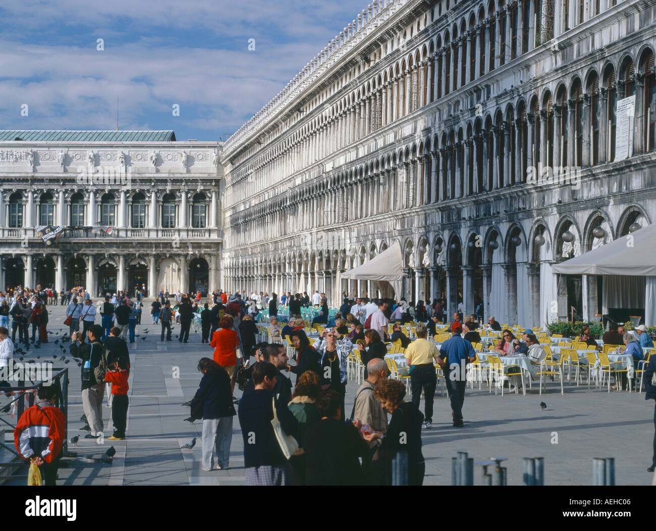 Venedig Stadtzentrum, umgeben von großen traditionellen Gebäuden, Stockfoto