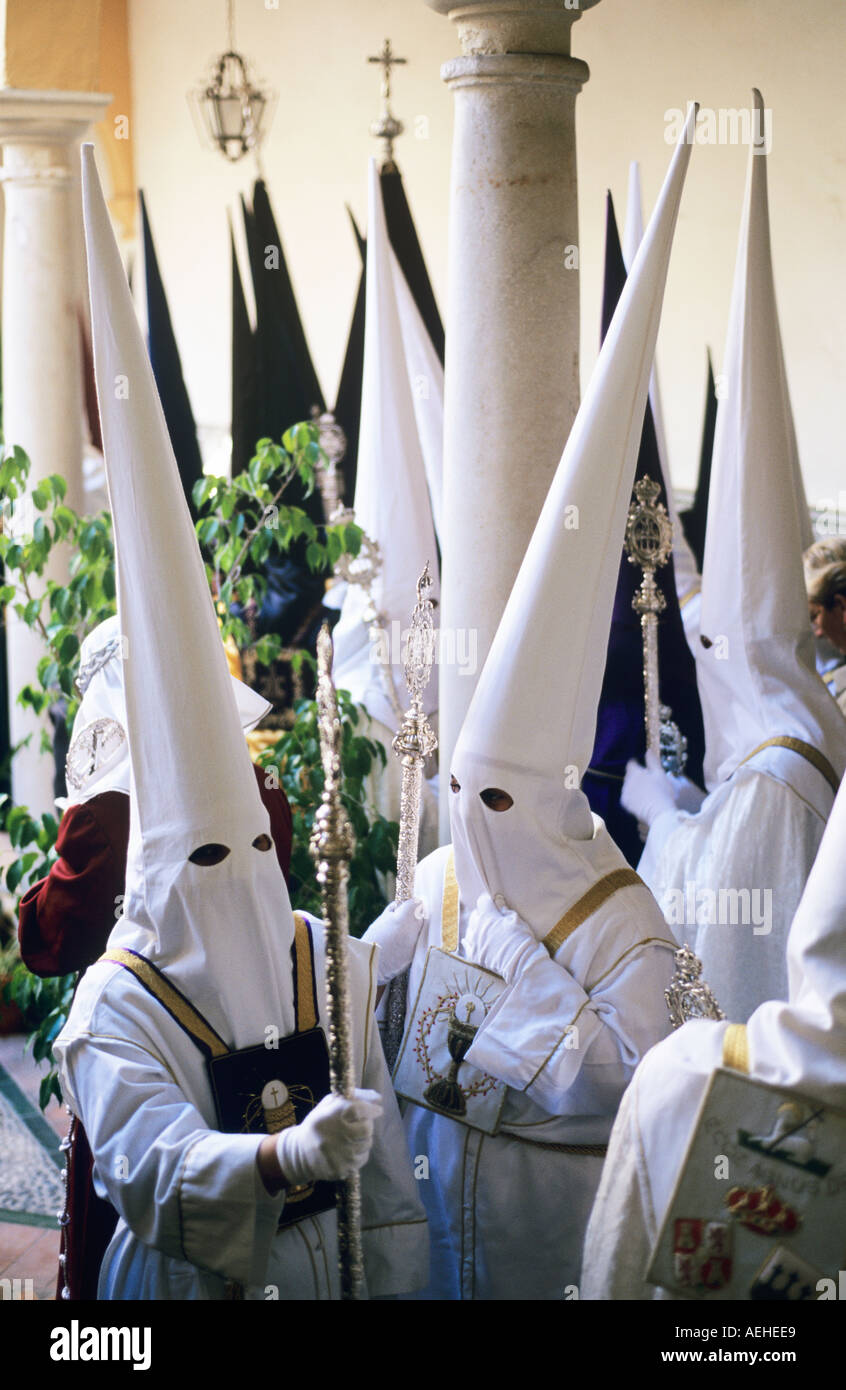 Semana Santa, der Karwoche in Málaga, Andalusien, Spanien Nazarenos Vorbereitung für die Prozessionen Stockfoto