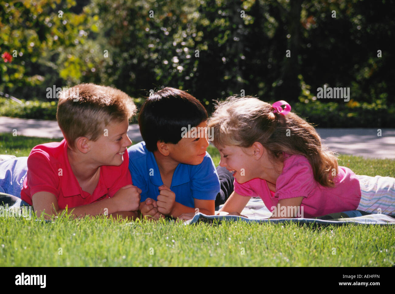 Kinder spielen auf Rasen Herr © Myrleen Pearson Stockfoto