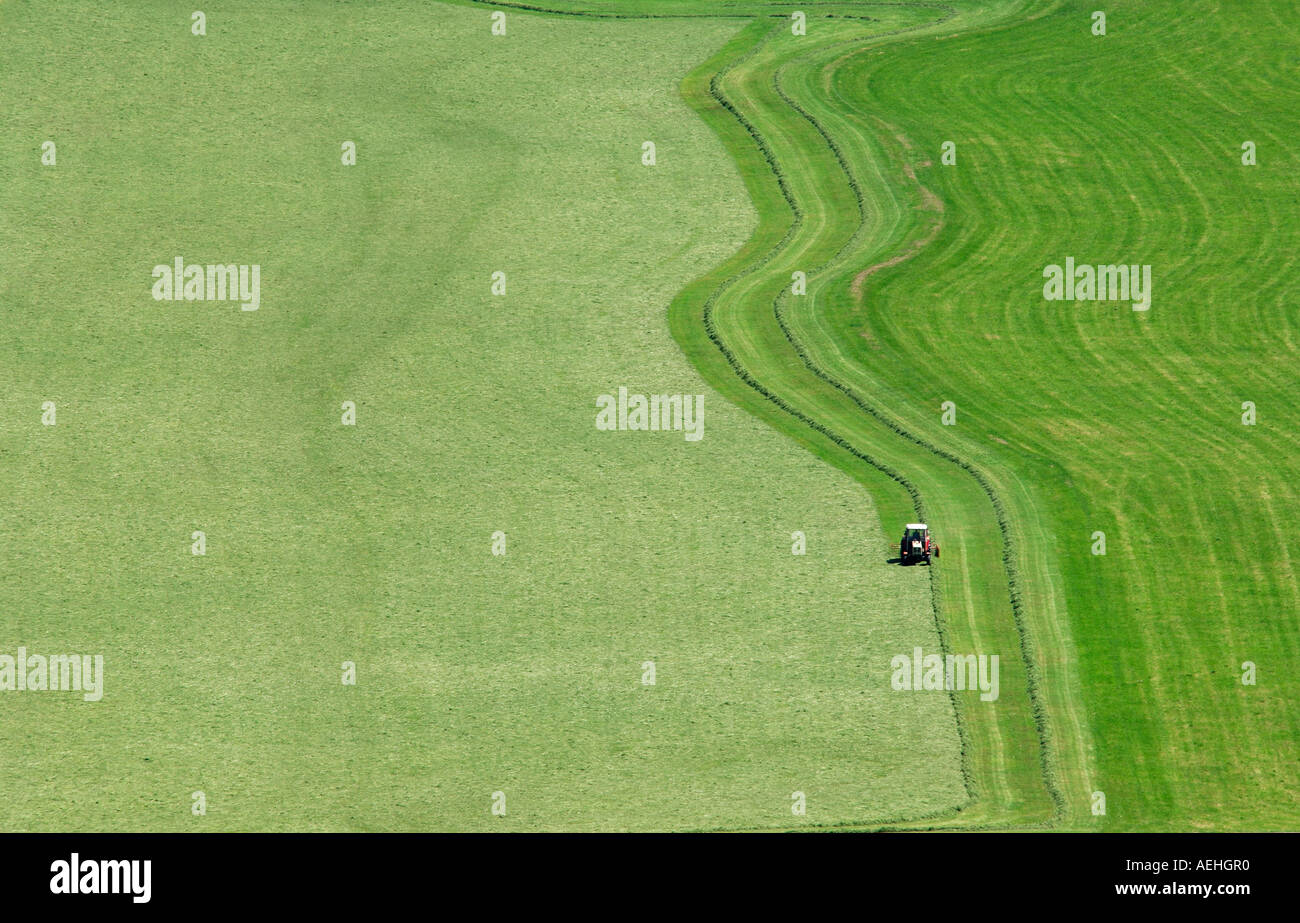 Traktor auf Wiese, erhöhten Blick Stockfoto