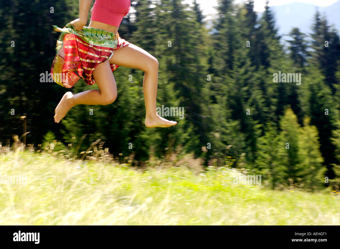 Junge Frau, springen, niedrige Abschnitt Stockfoto