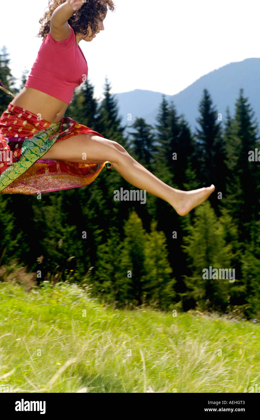 Junge Frau springen, seitliche Ansicht Stockfoto