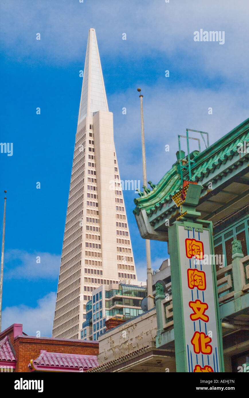 Transamerica Building und Chinesisch anmelden Fassade in Chinatown San Francisco Kalifornien, USA Stockfoto