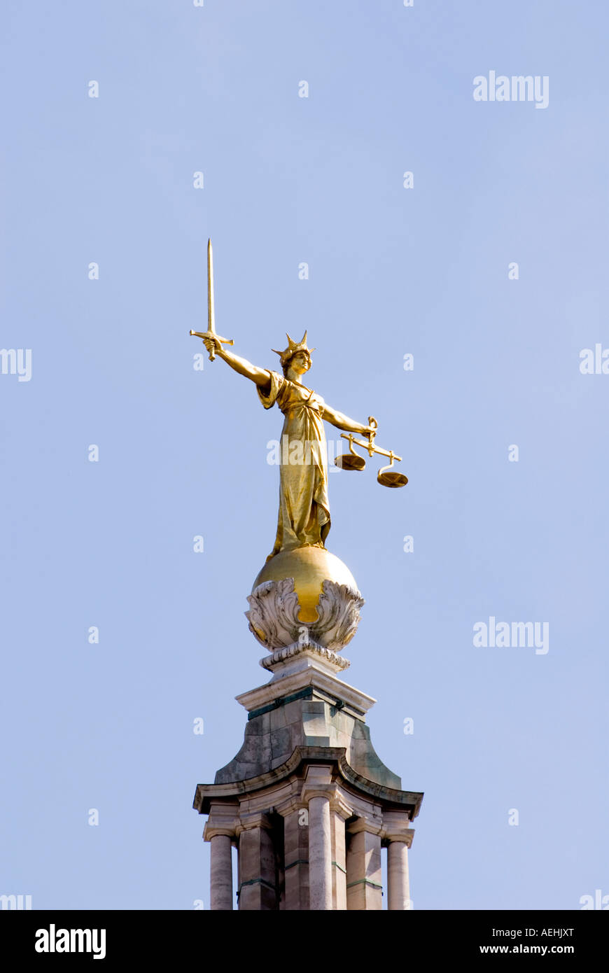 Justitia-Statue auf der zentralen Strafgerichtshof Old Bailey in der City of London-UK Stockfoto
