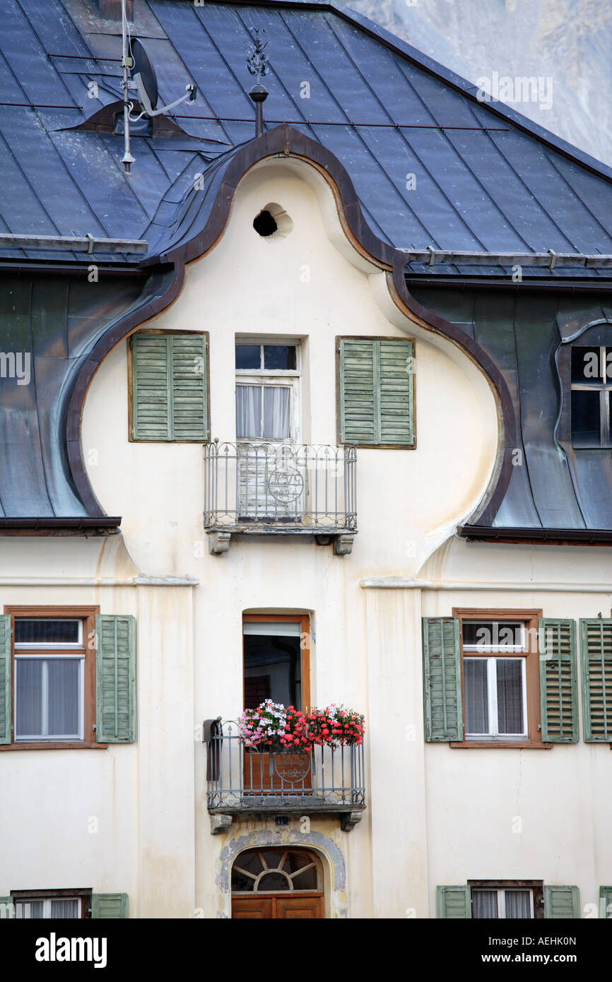 Architekturdetail des traditionellen Engadiner Häuser, Sent, Schweiz Stockfoto