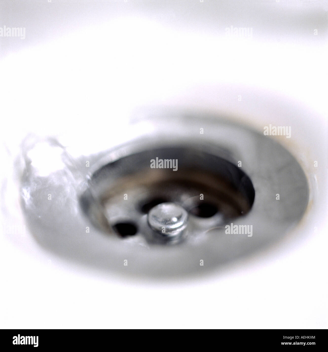 Waschbecken Abfluss mit Wasser Stockfoto