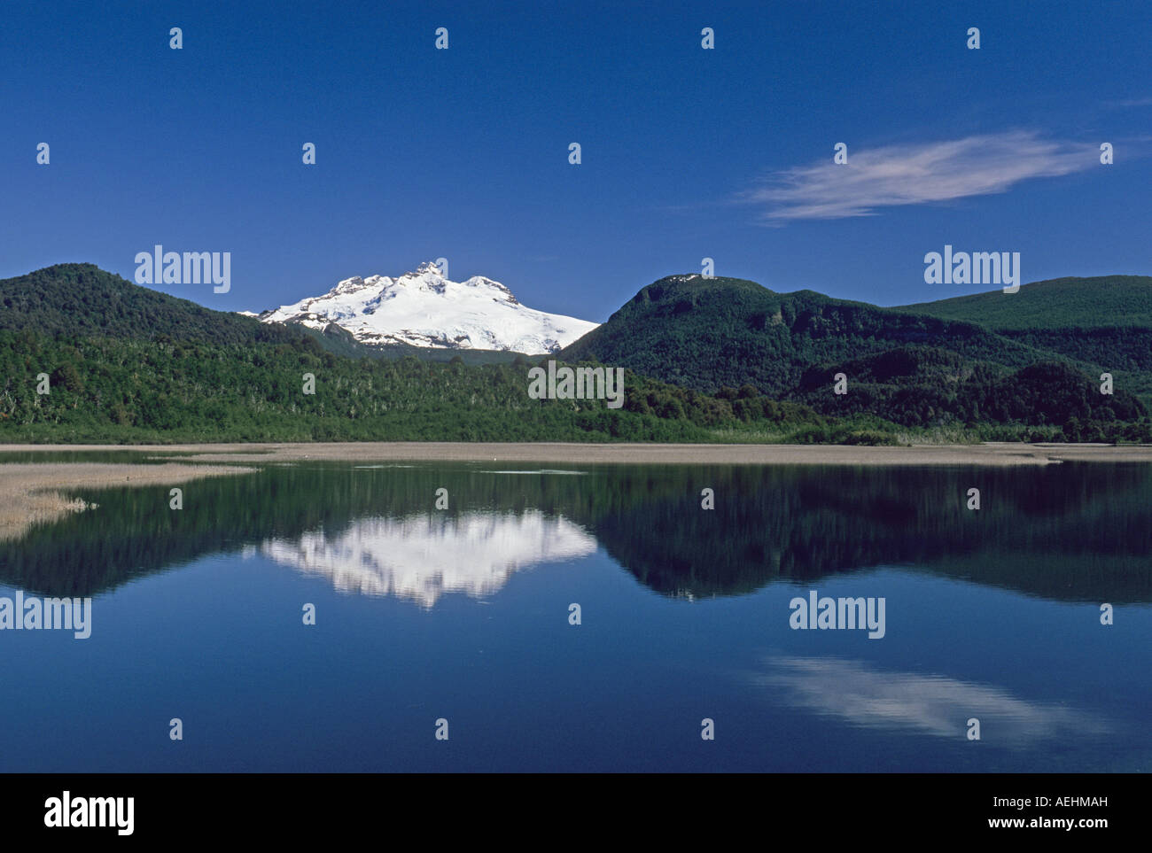 Argentinien, Nahuel Huapi Nationalpark in der Nähe von Bariloche, Tronador Vulkan über Lago Hess, Patagonien Stockfoto