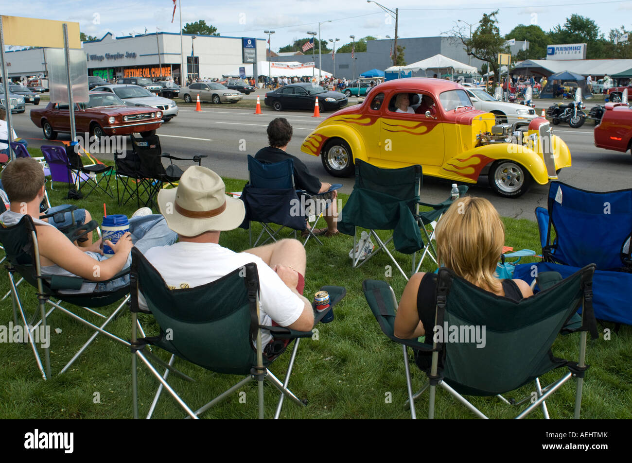 Leute zu beobachten an der Woodward Dream Cruise in Birmingham, Michigan USA 2007 gehen von Autos Stockfoto