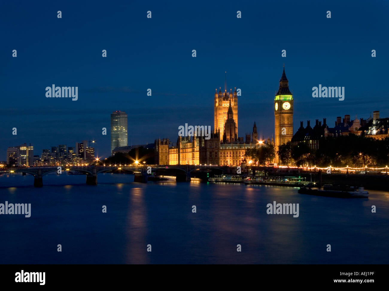 Nacht Blick auf Big Ben, das Parlamentsgebäude und die Westminster Bridge. London. in England. Stockfoto