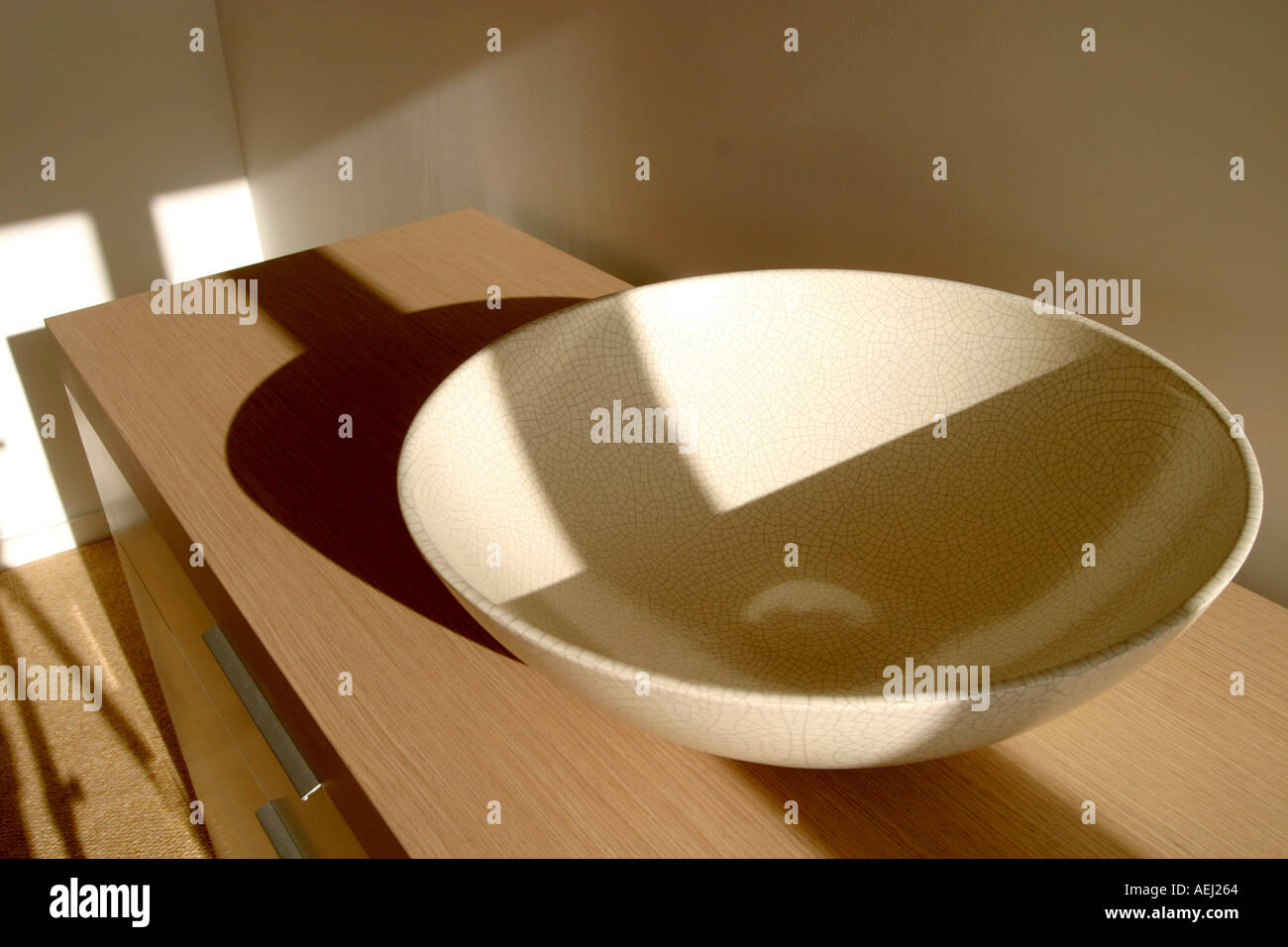 Eine Schüssel, Baden in der Sonne in eine neu eingerichtete apartment Stockfoto
