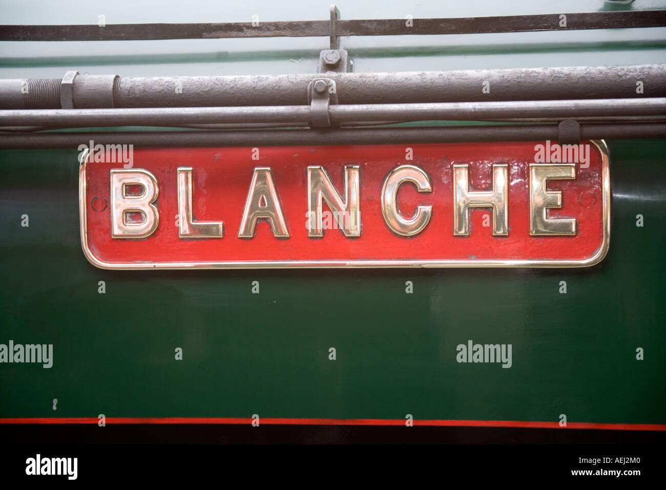 Messing-Typenschild mit einem Dampfzug wieder Dampfeisenbahn, North Wales, Vereinigtes Königreich Stockfoto