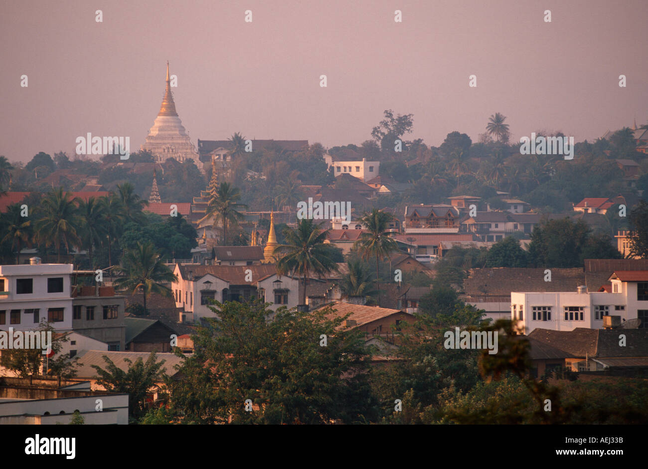 Blick über die Stadt in Richtung Wat Jom Kham von Wat Phra, dass Jom Mo, Keng Tung, Burma Stockfoto