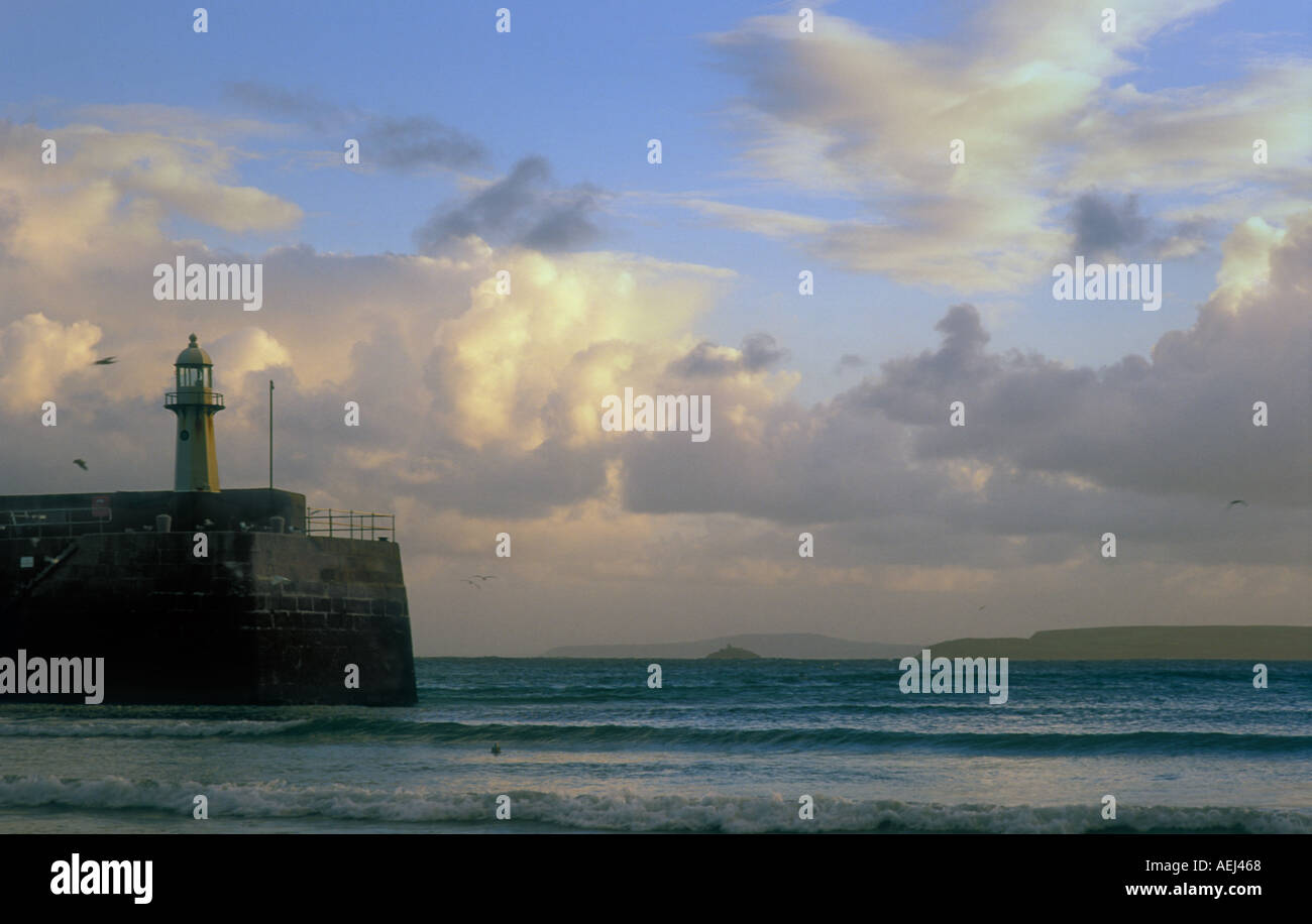 Der Leuchtturm von St. Ives im Morgengrauen Stockfoto