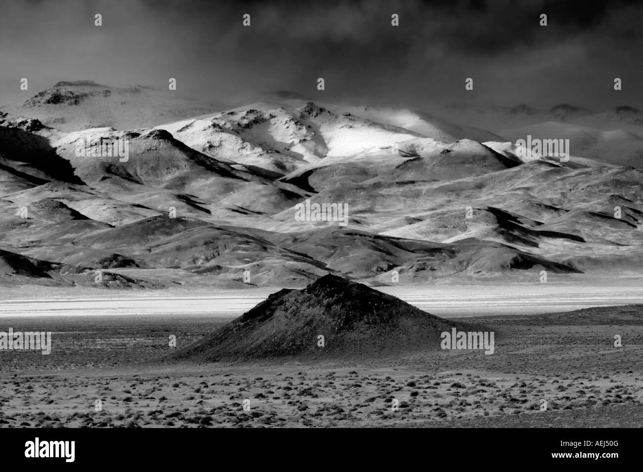 Kleinen Schlackenkegel und Schnee bedeckt Berge Black Rock Desert National Conservation Area Nevada Stockfoto