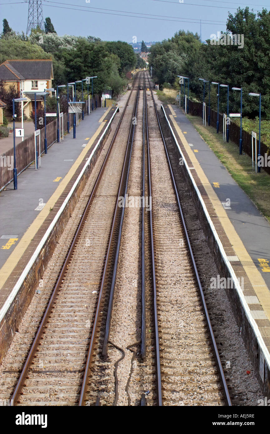 Draufsicht der Bahnhof Bahnsteig, mit gerade Gleise gehen auf Distanz Stockfoto