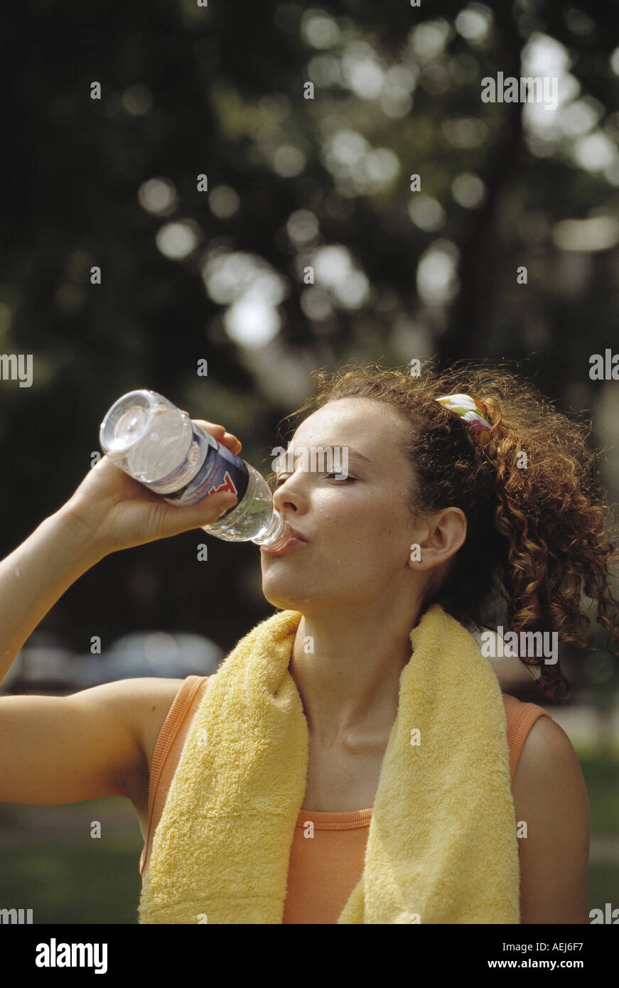 Frau-Trinkwasser Stockfoto