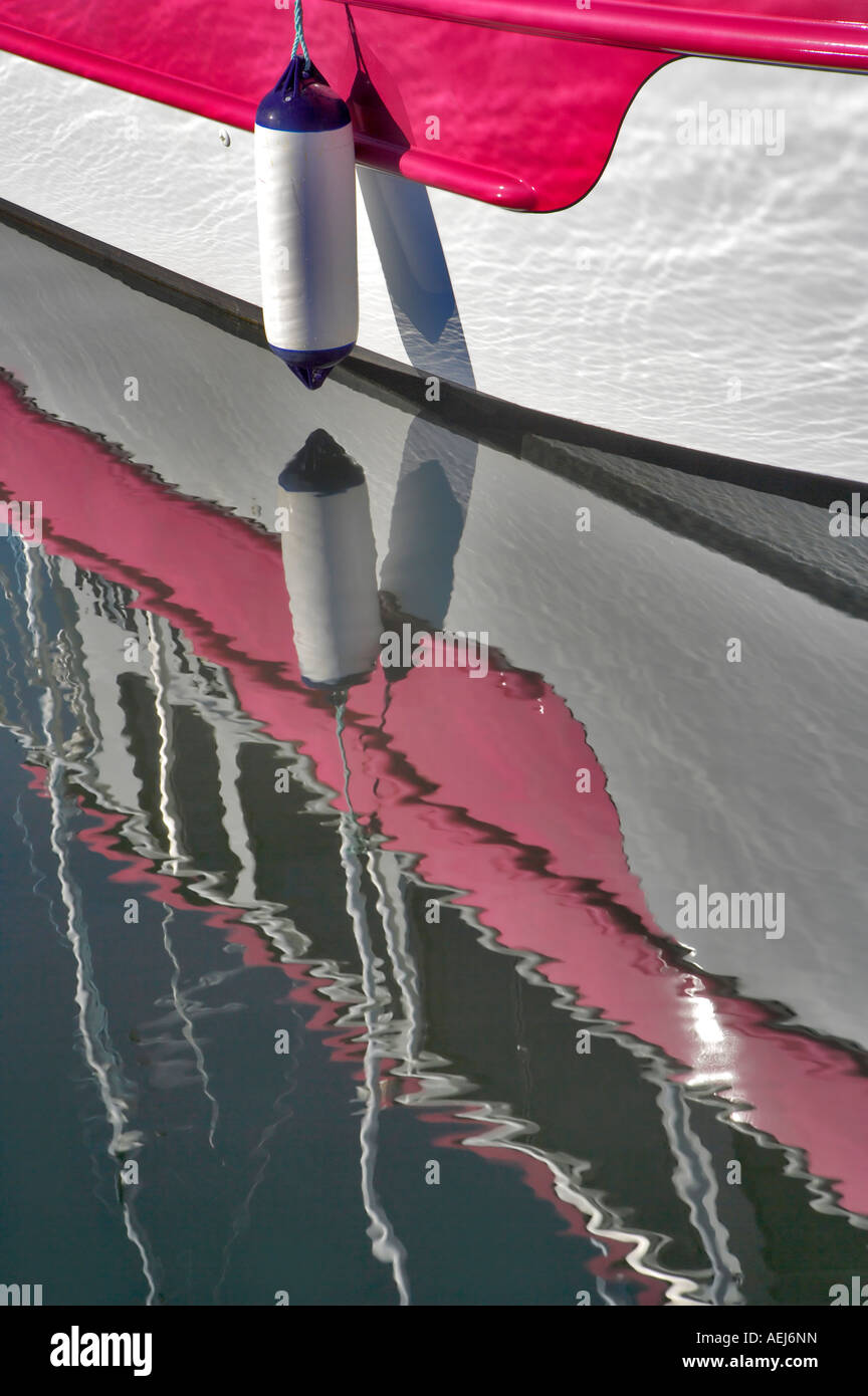 Boot reflektiert im Hafen Wasser Garibaldi Bootshafen Oregon Stockfoto