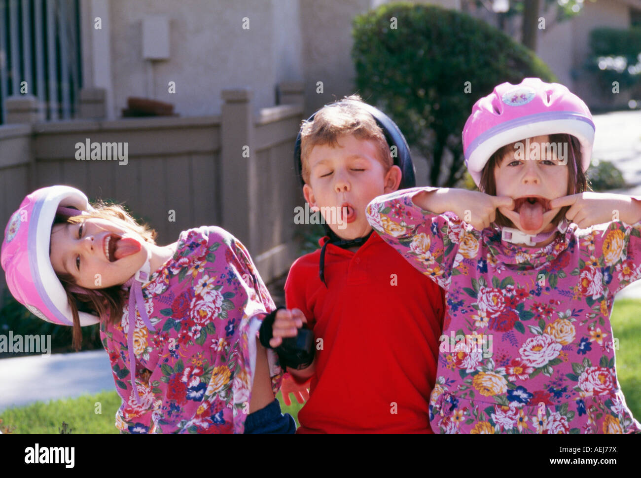 Kinder, die herausragen Zungen Porträt Stockfoto