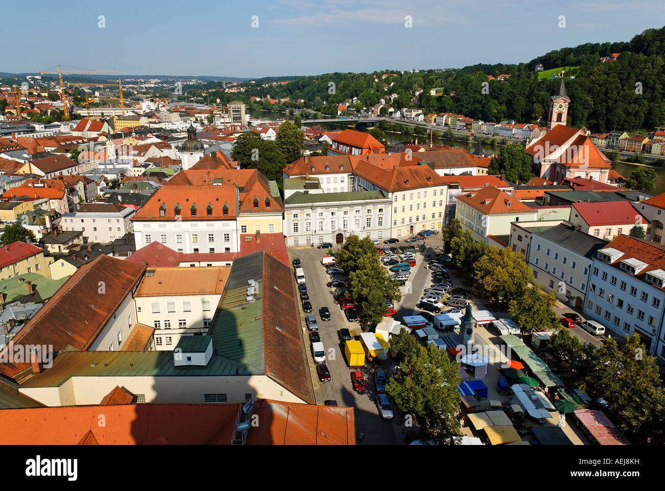Passau untere Bayern Deutschland vom südlichen Turm der Kathedrale zum Domplatz mit Canons Häusern und grünen Markt Stockfoto