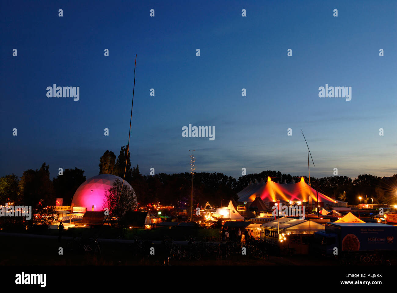 sommer-tollwood-stockfotos-und-bilder-kaufen-alamy