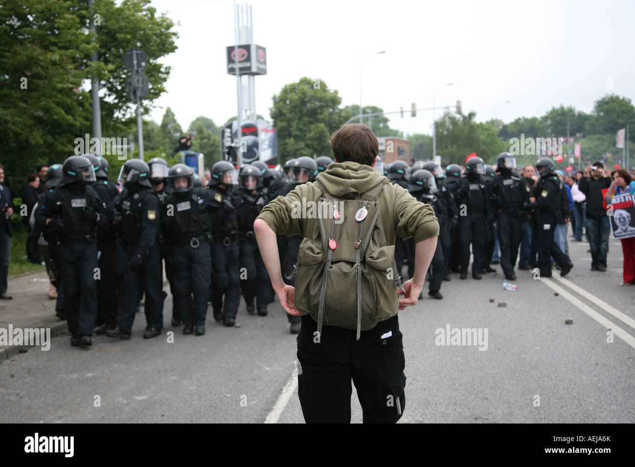 Demonstrant vor Zeile oder Polizisten, Heiligendamm, Rostock, Mecklenburg-Western Pomerania, Deutschland Stockfoto