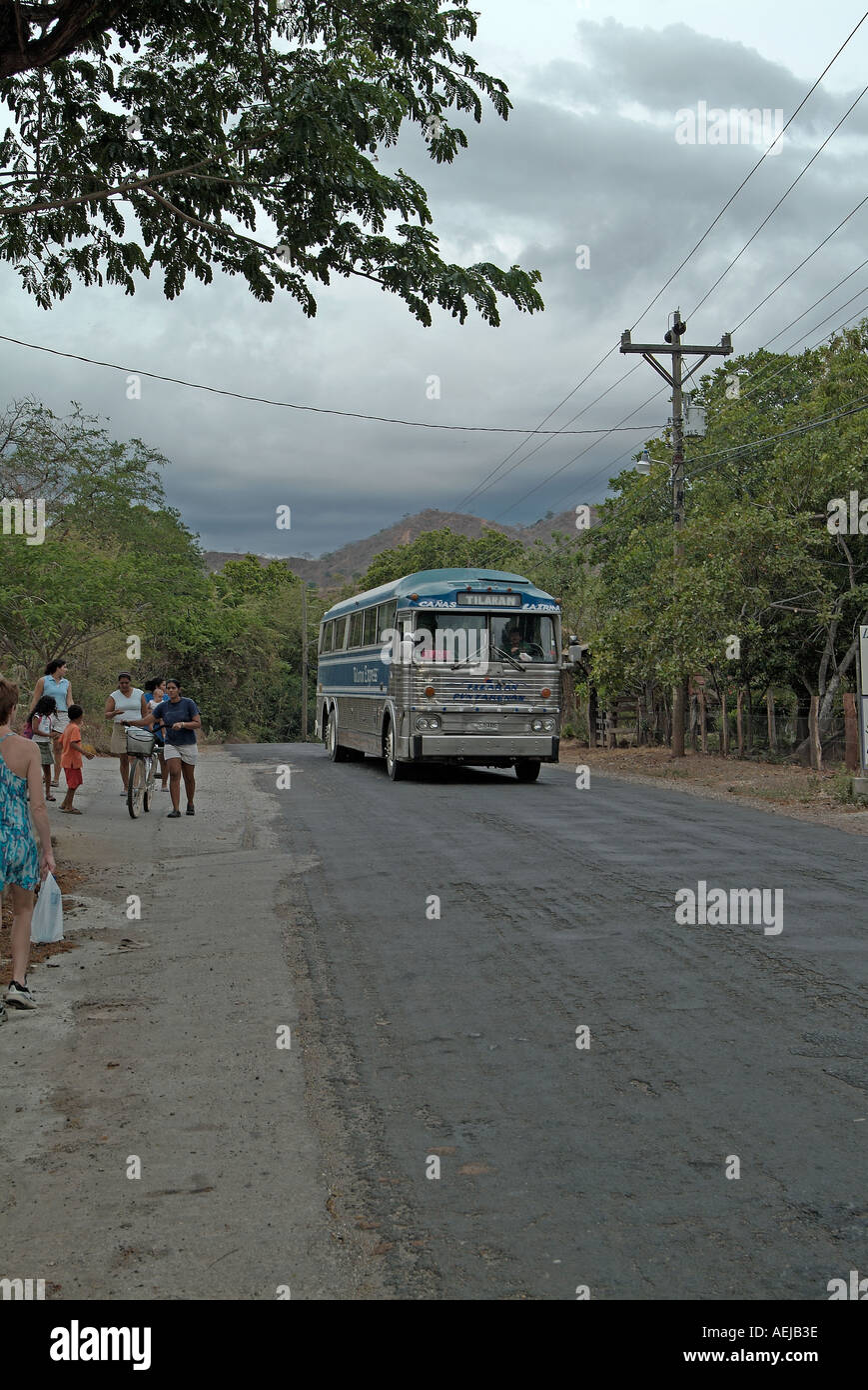 Bus auf der Straße in der Provinz Guanacaste, Costa Rica Stockfoto