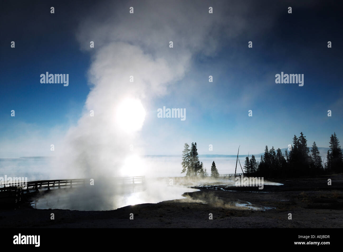 Brechen der Morgendämmerung am Ufer des Yellowstone Lake, Yellowstone-Nationalpark, Wyoming, USA, Vereinigte Staaten von Amerika Stockfoto