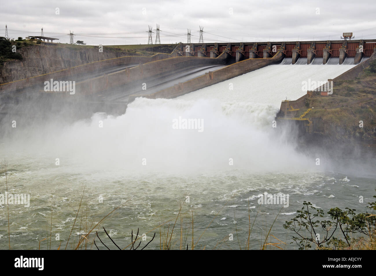 Wasserregulierung von Kraftwerk Itaipu, das größte WasserKraftwerk der