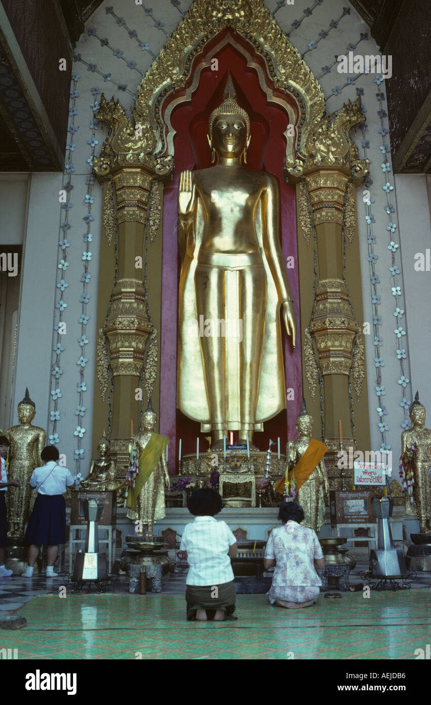 Gottesdienst am Buddha bedeckt in gold Phra Pathom Chedi der erste Stupa Nakhon Pathom westlich von Bangkok Thailand die größten Chedi pag Stockfoto