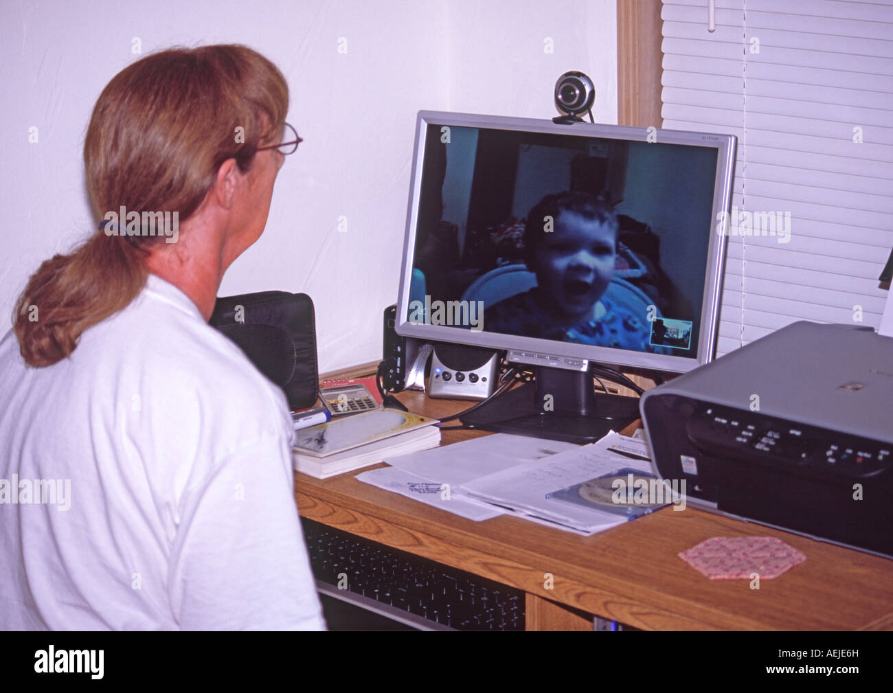 Oma und Enkel Kommunikation per Webcam und Internet verbindung Stockfoto