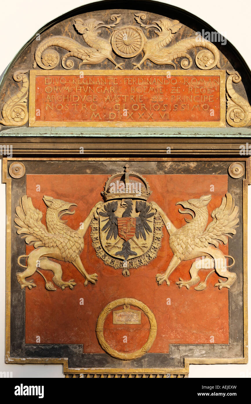 Historische Gedenktafel für Kaiser Ferdinand I., aufgesetzt im ältesten Teil der Hofburg, Schweizerhof, Wien, Österreich, Stockfoto