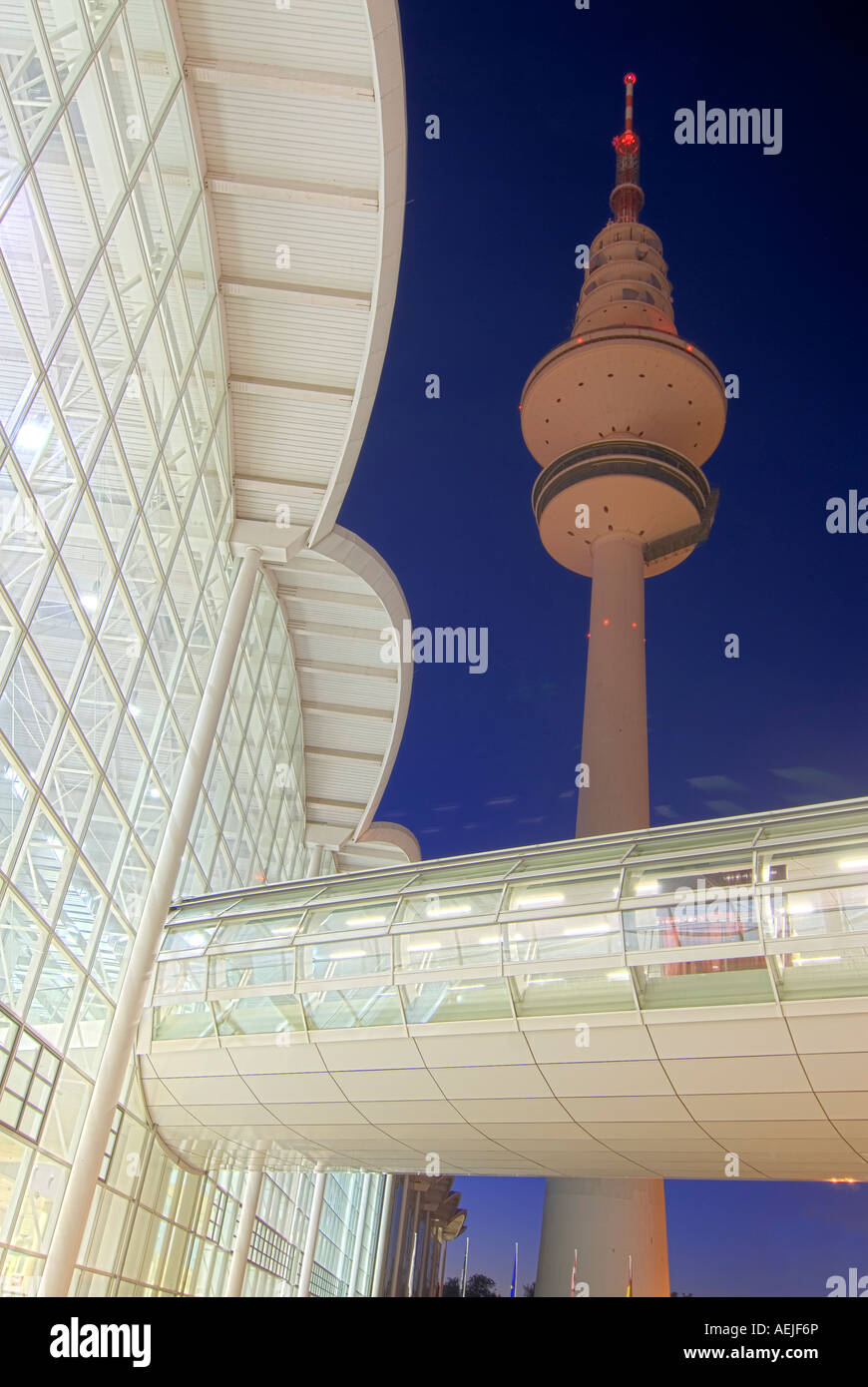 Hallen der neuen Messe Hamburg und TV Turm bei Nacht, Hamburg, Deutschland Stockfoto
