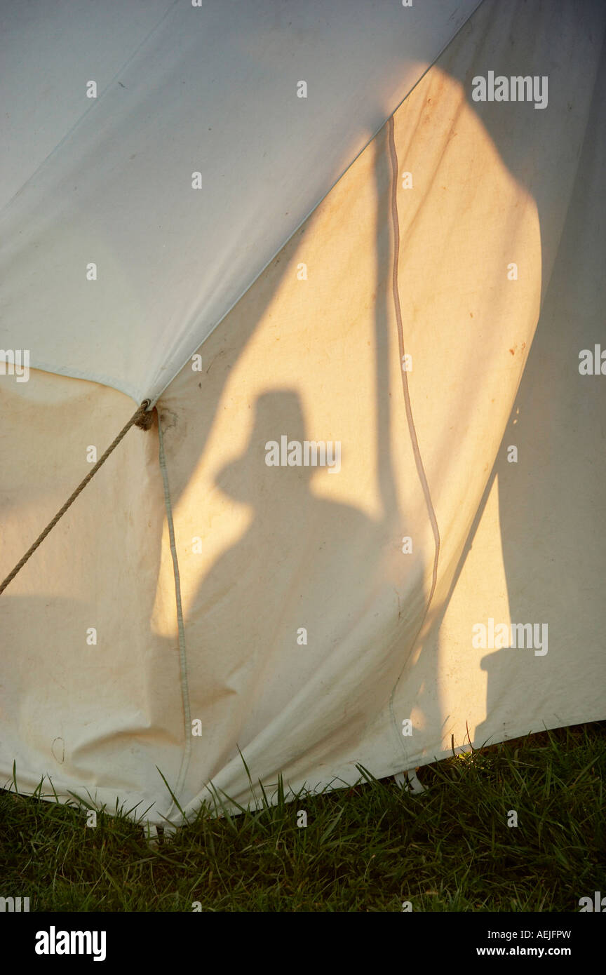 Die untergehende Sonne wirft die Silhouette eines Soldaten auf einem Zelt in der Union Campingplatz Stockfoto